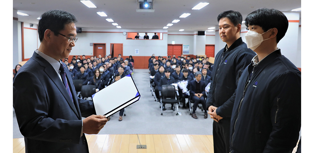수상하는 모습